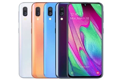 Samsung Galaxy A40 có 4 màu đen, xanh, cam và trắng. Giá bán của máy ở châu Âu là 249 euro (tương đương 6,56 triệu đồng). 