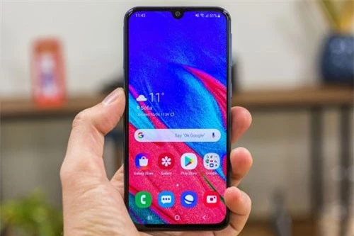 Giống các sản phẩm khác trong dòng A series năm nay, Galaxy A40 cũng sở hữu màn hình thiết kế dạng giọt nước với tỷ lệ 19:9. Màn hình này dùng tầm nền Super AMOLED kích thước 5,9 inch, độ phân giải Full HD Plus (2.280x1.080 pixel), mật độ điểm ảnh 428 ppi.