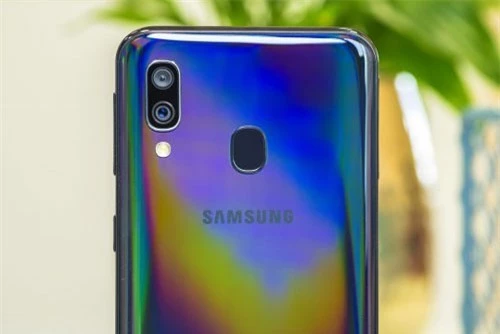 Hai camera sau của Samsung Galaxy A40 có độ phân giải 16 MP, khẩu độ f/2.0 hỗ trợ lấy nét theo pha và cảm biến góc rộng 5 MP, f/2.2. Bộ đôi này được trang bị đèn flash LED, quay video 4K. 