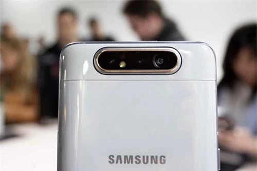 Điểm nhấn đáng chú ý nhất của Samsung Galaxy A80 chính là camera. Cụm camera này có khả năng xoay 180 độ, vừa làm camera chính, vừa làm máy ảnh selfie. Bộ đô này có độ phân giải 48 MP, khẩu độ f/2.0 cho khả năng lấy nét theo pha và cảm biến 8 MP, f/2.2 giúp chụp ảnh và quay video góc rộng 123 độ. 