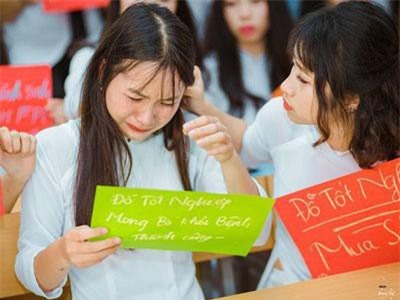 Câu chuyện xúc động phía sau bức ảnh kỷ yếu “mong bố khỏi bệnh”