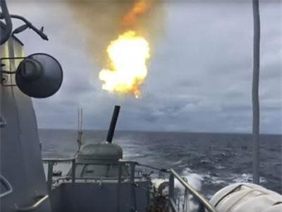 Clip: tàu Nga khai hỏa như “sấm sét” tại biển Baltic