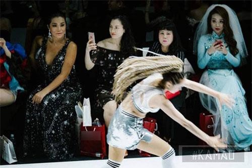 CLIP HOT (14/4): Minh Hằng nhào lộn lộ nội y ở Tuần lễ thời trang, những pha ăn mừng bá đạo của các cầu thủ nữ