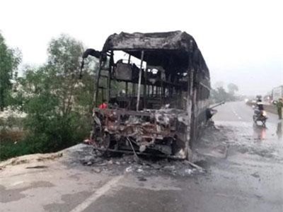 Quảng Bình: Xe giường nằm cháy trơ khung, 30 hành khách may mắn thoát nạn
