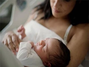 Bất ngờ với lợi ích của việc hát ru con