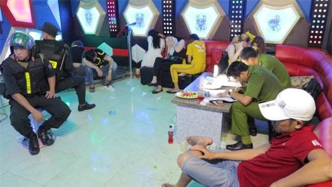 Vĩnh Long: 20 thanh niên dương tính với ma túy trong quán karaoke