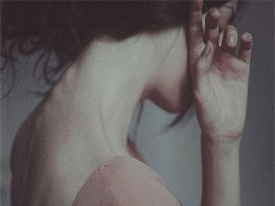 Đi khám thai về, tôi thấy con riêng của chồng ngồi chơi trong nhà một mình và cười đắc ý tiết lộ một bí mật khiến tôi chết lặng