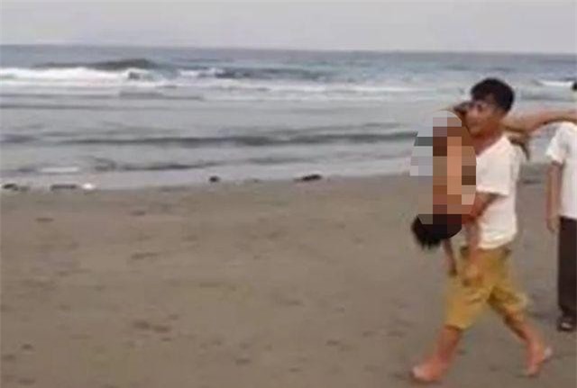 Thanh Hóa: Tắm biển, 2 học sinh đuối nước thương tâm