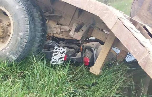 Thanh Hóa: Ô tô tuột dốc đè xe máy điện, 2 người tử vong