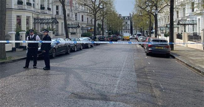 Anh bắt giữ đối tượng lao xe vào Đại sứ quán Ukraine tại London