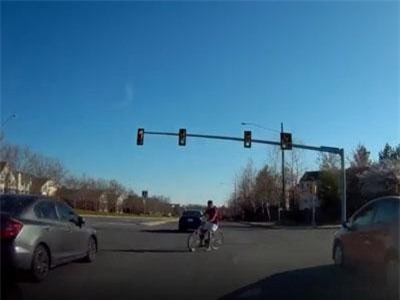 Clip: Bất chấp nguy hiểm, xe đạp sang đường kiểu tự sát