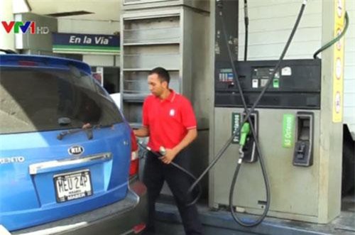 M&#x1EF9; &#xE1;p &#x111;&#x1EB7;t th&#xEA;m tr&#x1EEB;ng ph&#x1EA1;t Venezuela