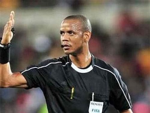 Cầu thủ chấn thương kinh hoàng, trọng tài bật khóc