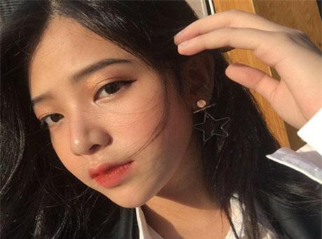 Nữ sinh trường Trần Phú (TP.HCM): Ngây thơ và cuốn hút chỉ cách nhau một tích tắc