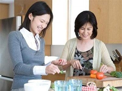 Về nhà, nhìn thấy mâm cơm ở cữ của vợ, tôi giận dữ hất cả mâm ra sân vì không thể ngờ được sự quá đáng của mẹ mình