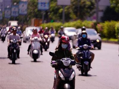 Clip: Người dân chật vật qua kỳ nghỉ trong cái nắng đổ lửa ở TPHCM