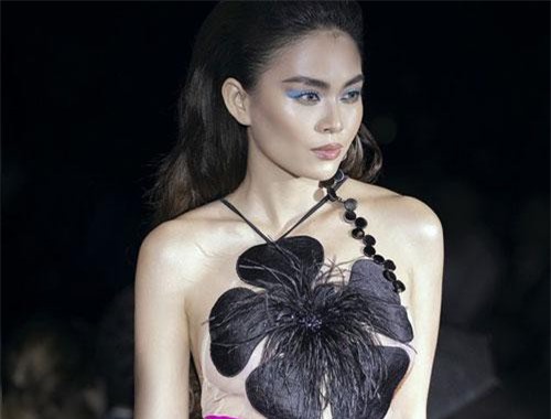 Á hậu Mâu Thuỷ không mặc nội y táo bạo trên sàn diễn