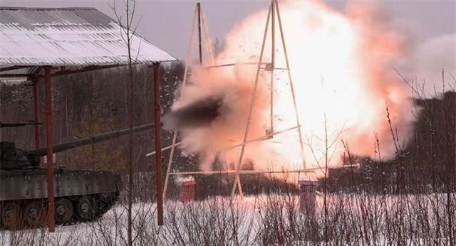 CLIP: Cận cảnh "xe tăng bay" T-80 của Nga khai hỏa "đạn" đặc biệt