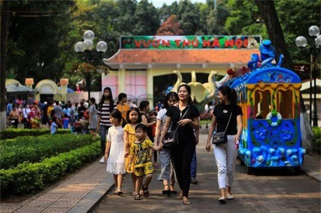 Vườn thú, công viên Hà Nội đông nghịt người trong ngày nghỉ lễ - 1