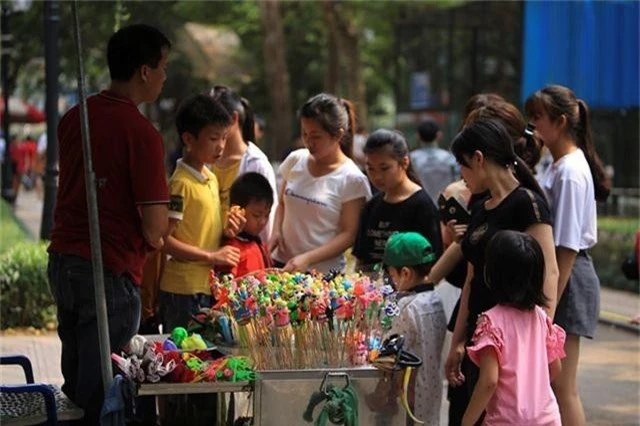 Vườn thú, công viên Hà Nội đông nghịt người trong ngày nghỉ lễ - 5