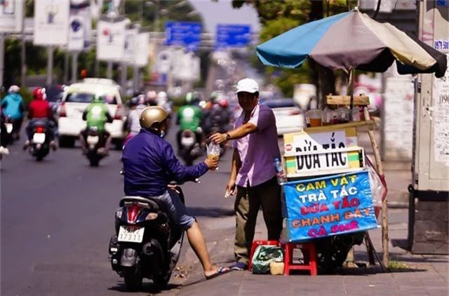 TPHCM: Người dân chật vật qua kỳ nghỉ trong cái nắng đổ lửa - 4