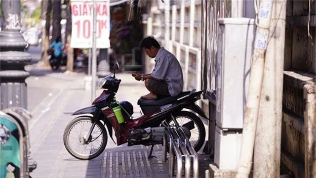 TPHCM: Người dân chật vật qua kỳ nghỉ trong cái nắng đổ lửa - 8