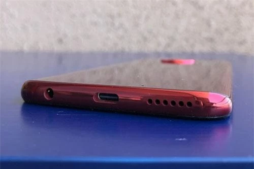 Jack tai nghe, cổng USB Type-C và loa ngoài nằm dưới cạnh đáy.