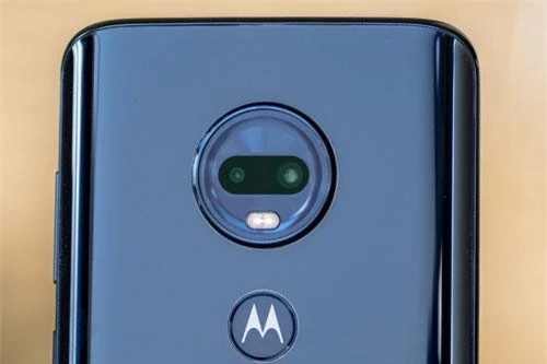 Bộ đôi camera sau của Motorola Moto G7 Plus có độ phân giải 16 MP, khẩu độ f/1.7 cho khả năng lấy nét theo pha, chống rung quang học (OIS) và cảm biến phụ 5 MP, f/2.2 cho khả năng chụp ảnh xóa phông. Bộ đôi này được trang bị đèn flash LED 2 tông màu, quay video 4K.