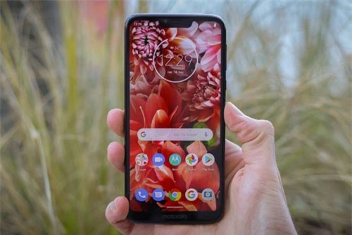 Motorola Moto G7 Power dùng tấm nền màn hình IPS kích thước 6,2 inch, độ phân giải HD Plus (1.570x720 pixel), mật độ điểm ảnh 279 ppi. Màn hình này được chia theo tỷ lệ 19,5:9.