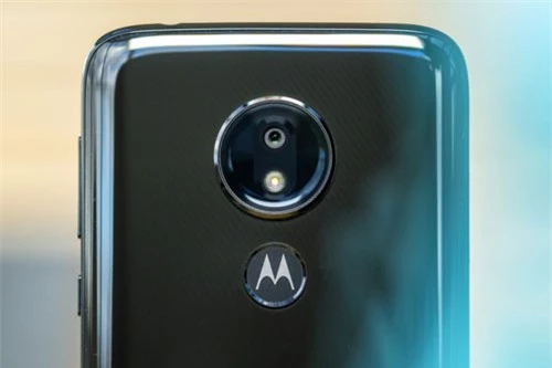 Camera sau của Motorola Moto G7 Power có độ phân giải 12MP, khẩu độ f/2.0, trang bị đèn flash LED, hỗ trợ lấy nét theo pha, quay video 4K. 