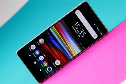 Xperia L3 dùng tấm nền màn hình IPS kích thước 5,7 inch, độ phân giải HD Plus (1.440x720 pixel), mật độ điểm ảnh 282 ppi. Màn hình này chia theo tỷ lệ 18:9, bảo vệ bởi kính cường lực Corning Gorilla Glass 5.