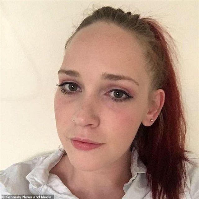 CLIP: Hành khách mặc 7 chiếc váy lên người để “né” trả thêm phí quá cân