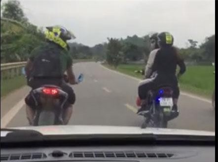 Clip: Ôtô bất lực chạy sau nhóm phượt thủ dàn hàng ngang như thách thức