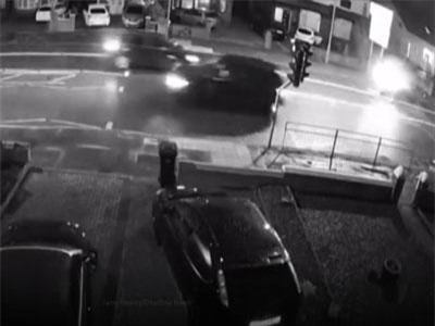 Clip: Tránh người sang đường bất cẩn, xe Ford Focus tông biển quảng cáo