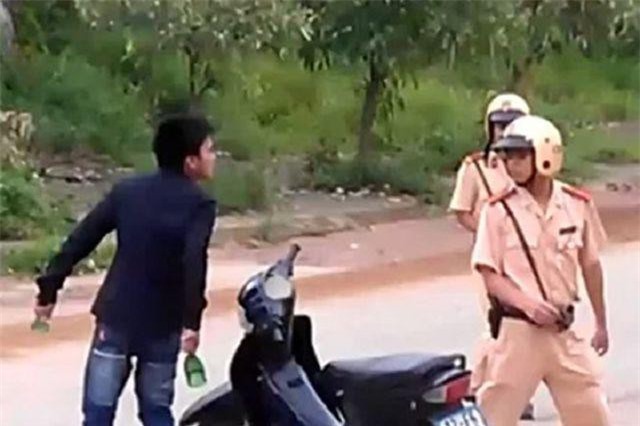 Đắk Lắk: Vi phạm luật giao thông còn hung hãn đánh CSGT