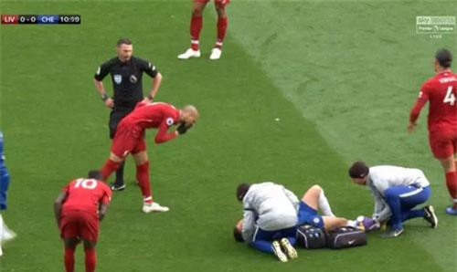  Sao Liverpool xì mũi về phía Eden Hazard