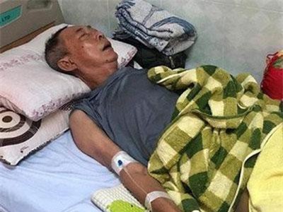 Xót xa hình ảnh nghệ sĩ Lê Bình sốt cao, mê man trên giường bệnh chống chọi ung thư