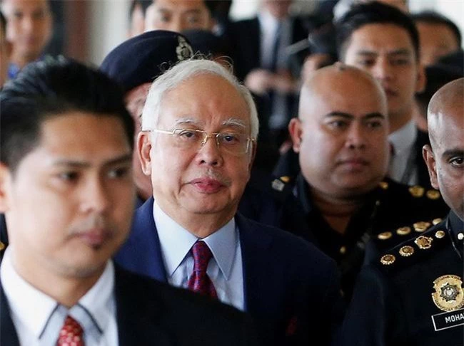 Cựu Thủ tướng Malaysia Najib Razak (giữa) xuất hiện tại tòa án ở thủ đô Kuala Lumpur ngày 4/7/2018. Ảnh: Reuters.