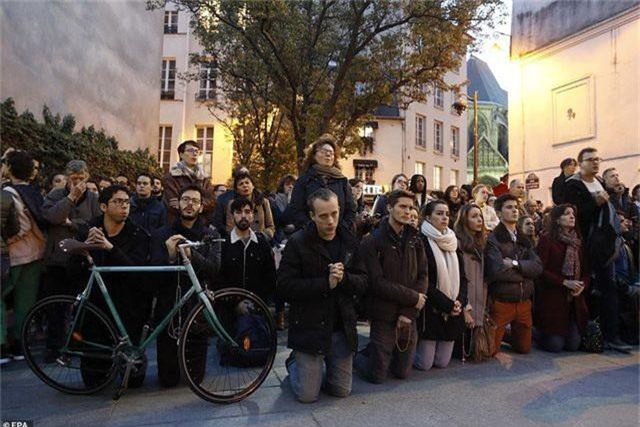 Người dân Paris bật khóc quỳ gối cầu nguyện khi lửa nhấn chìm Nhà thờ Đức Bà