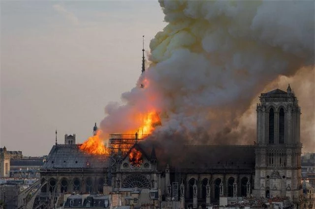 Hỏa hoạn bùng phát tại Nhà thờ Đức Bà Paris tối ngày 15/4. (Ảnh: AFP)