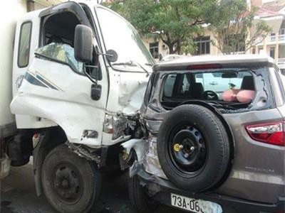 Clip: Xe đông lạnh hất văng hàng loạt ô tô, xe máy dừng chờ đèn đỏ ở Quảng Bình