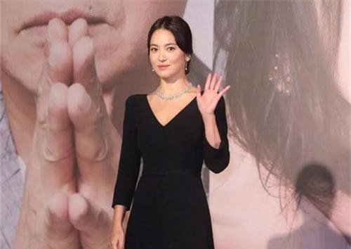 CLIP: Song Hye Kyo lại khiến fan "đồn đoán" vì không đeo nhẫn cưới