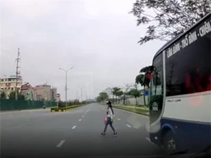 Clip: Sang đường trước mũi ôtô - Hiểm hoạ cho cả hai