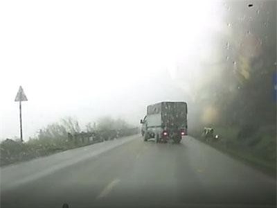 Clip: Tai nạn kinh hoàng trên đường đèo vì sương mù