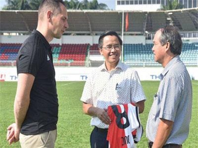 "Sếp" Feyenoord kể chuyện bầu Đức, hứa hẹn giúp cầu thủ Việt Nam sang Hà Lan thi đấu