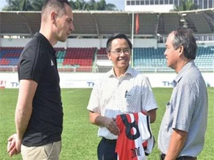 "Sếp" Feyenoord kể chuyện bầu Đức, hứa hẹn giúp cầu thủ Việt Nam sang Hà Lan thi đấu