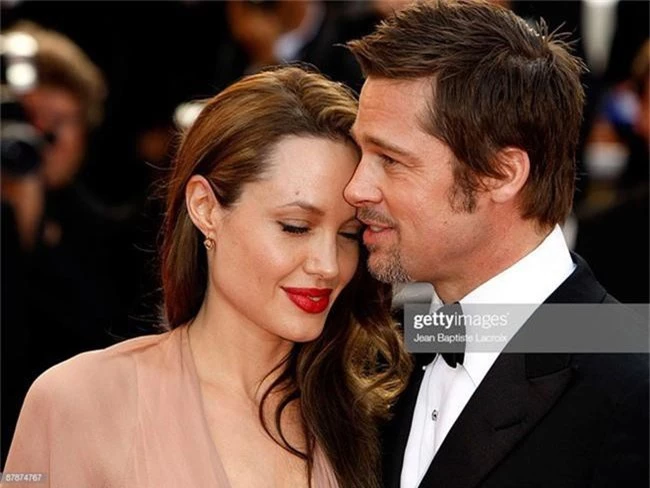 Angelina Jolie chính thức đổi họ sau khi không còn là vợ của Brad Pitt - Ảnh 1.