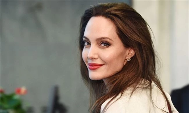 Angelina Jolie chính thức đổi họ sau khi không còn là vợ của Brad Pitt - Ảnh 2.