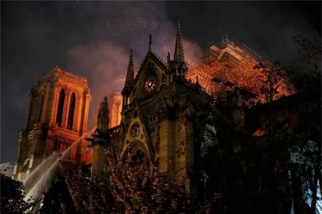 Hiện trường vụ hỏa hoạn kinh hoàng tàn phá nhà thờ Đức Bà Paris - 1