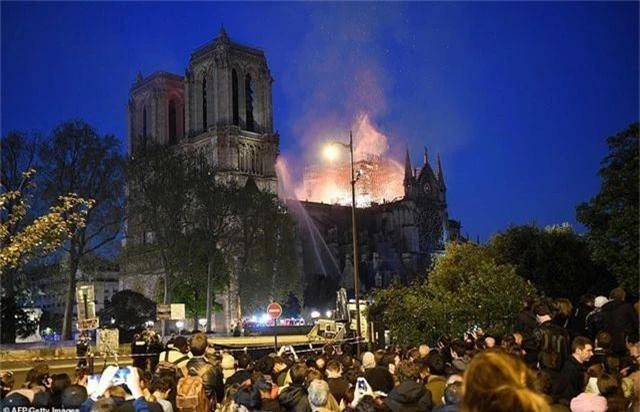 Hiện trường vụ hỏa hoạn kinh hoàng tàn phá nhà thờ Đức Bà Paris - 11